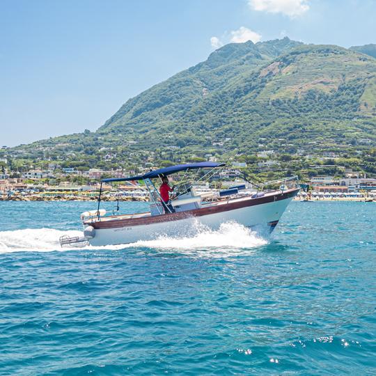 Recorrido con patrón por la isla de Isquia en un barco Gozzo de 8,3 m 27 pies en Forio, Ischia