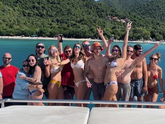 Navegue pelo Caribe como uma estrela do rock com um luxuoso catamarã a motor de 43 pés