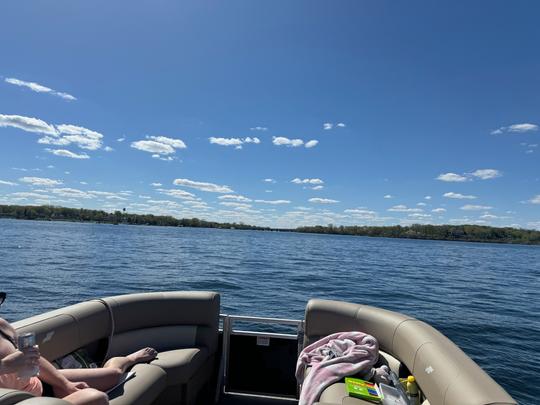 Seulement 75$ de l'heure ! Ponton Starcraft de 24 pieds en semaine sur le lac Minnetonka (M-Th)