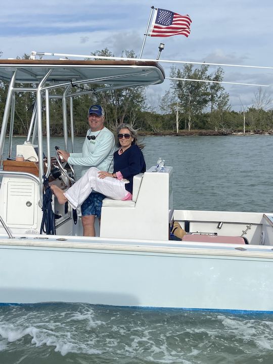 Barco Boston Whaler de 22 pés com capitão ou a casco! Entre na água hoje!