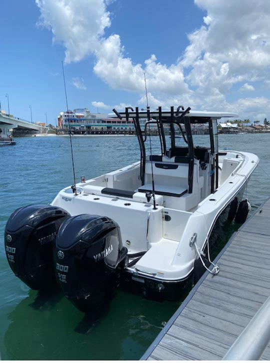 Naviguez avec style avec ce magnifique bateau à console centrale   