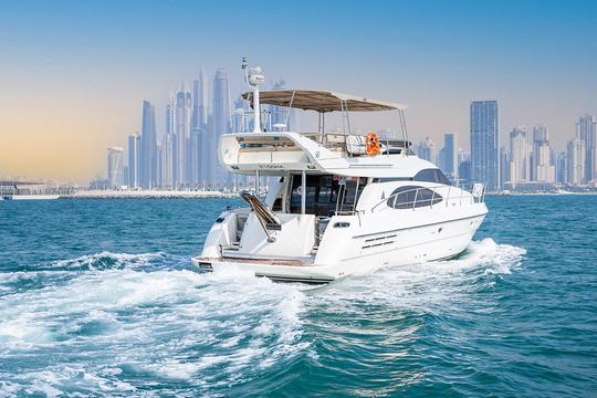 Location de yacht de 58 pieds à Dubaï avec capitaine et équipage (yacht Azimut pour 28 personnes)