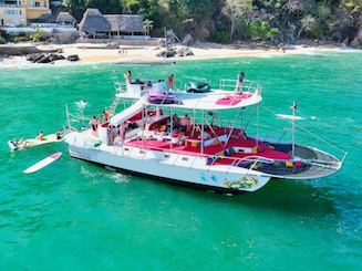 Trimarán personalizado de 65' con toboganes [todo incluido] en Puerto Vallarta, México