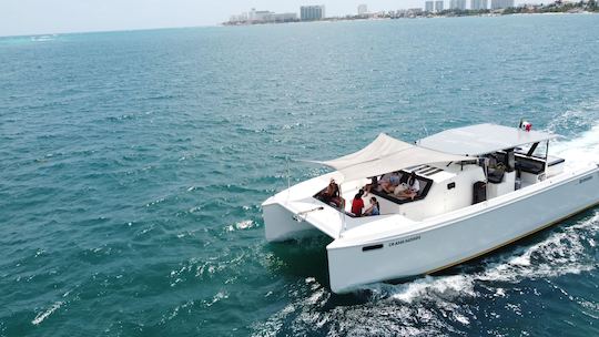 Fretamento privado de catamarã a motor de 46 pés para até 45 pessoas em Cancún 