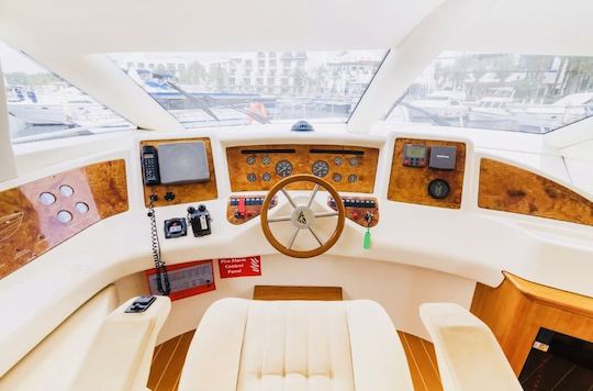 Lujoso yate italiano Azimut con moto acuática GRATUITA para viajes selectos desde Dubai Marina