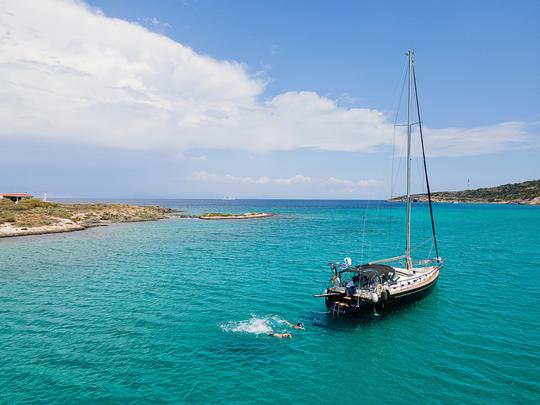 Semi-Private daily sailing cruise with lunch