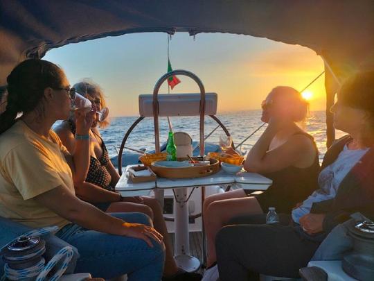 Passeio à vela com sensações ao pôr do sol em Ponta Delgada