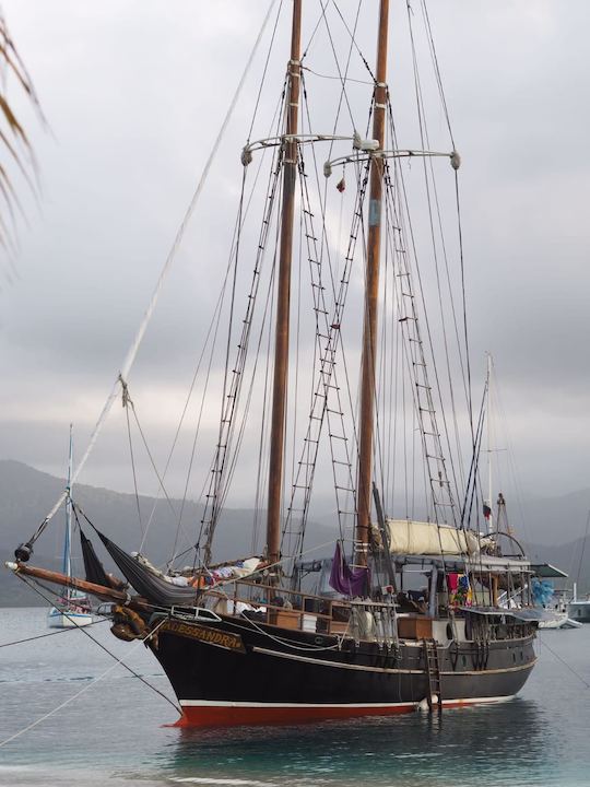 Sailing in San Blas islands on a ancient schooner 