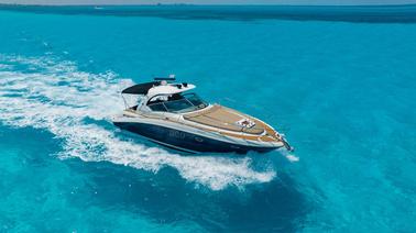 Sea Ray Sundancer de 40 pies en Cancún: sofisticación y comodidad 