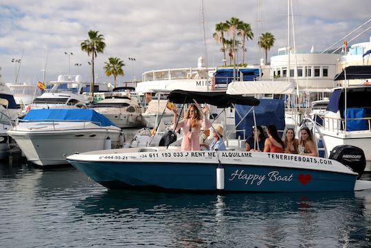 Un barco feliz. Barco a motor