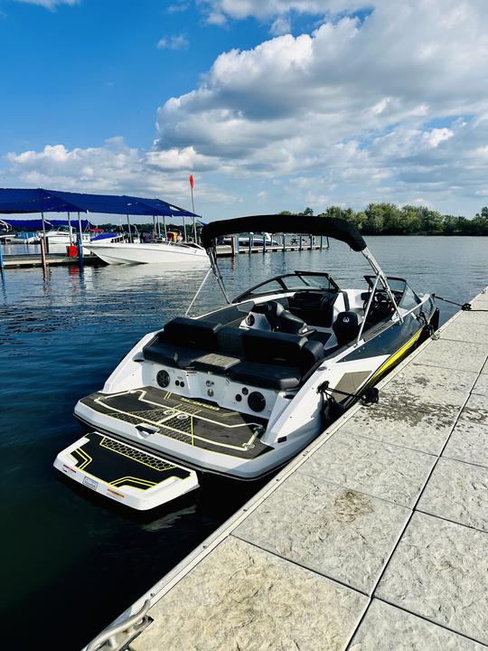 Scarab Bowrider bimotor 2023 para alugar em Johnsburg, Illinois