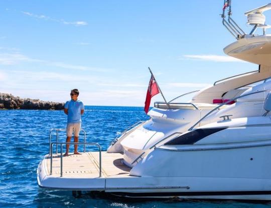 Alquiler exclusivo del megayate Princess V56 Power en la Costa Azul, Francia 