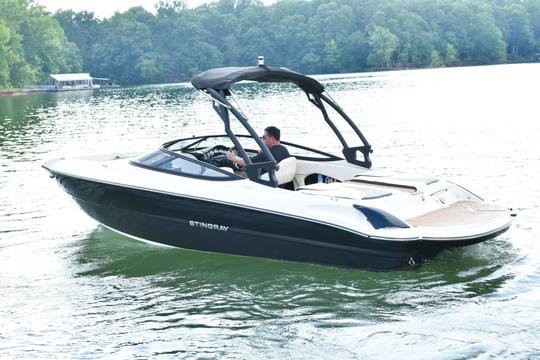 ***Location de bateau de luxe ultime sur le lac Lanier. Comme neuf, une STINGRAY de 300 CV de 23 pieds ! ! !