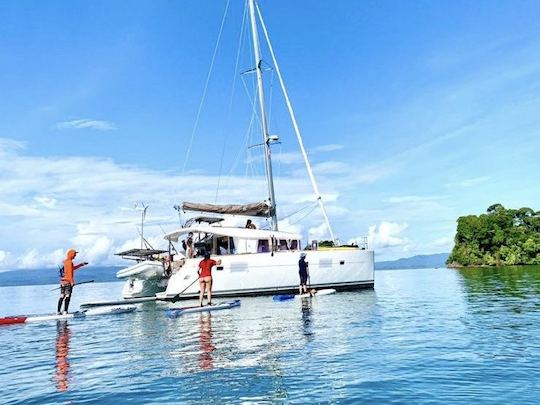 Catamarã localizado em Jaco/Herradura