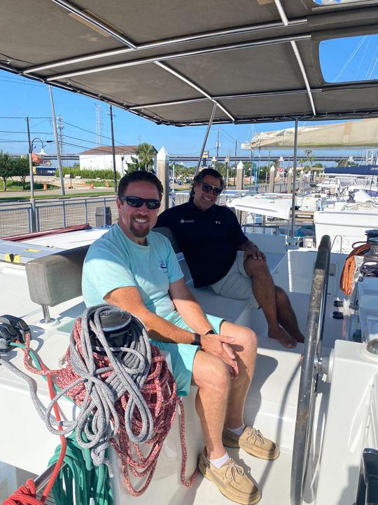 Grande capitão de catamarã treinando na Lagoon 450 de 46 pés!