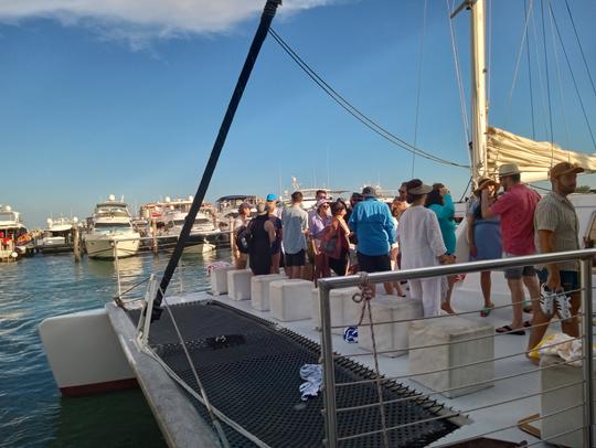 El catamarán Party Boat para 42 personas incluye: 1 capitán, 1 compañero y 1 camarero