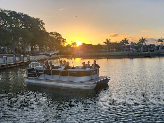 22 pieds. Mac Daddy of Pontoons : une conduite spacieuse, confortable et fluide !