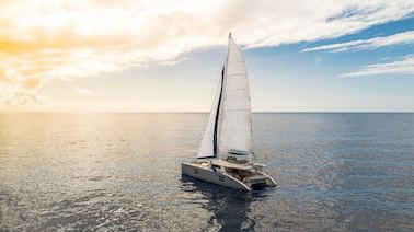 O maior e mais luxuoso catamarã à vela da ilha de Oahu