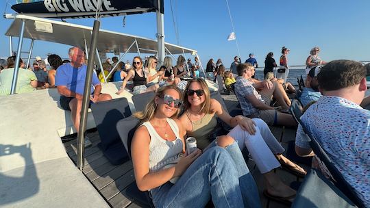 Visite publique de Charleston : coucher de soleil et navigation dans le port avec service de bar