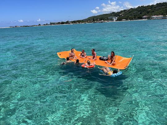 Disfrute de un crucero por la costa de Montego Bay en un yate SeaRay de 30 pies con ron ponche ilimitado