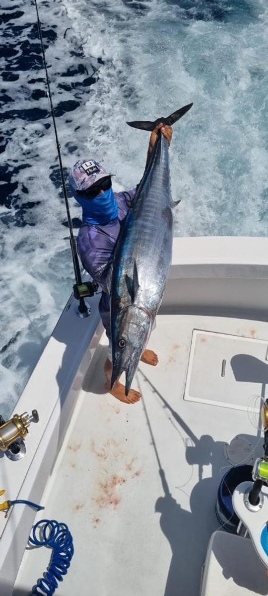 Bote de pesca deportiva Hatteras de 36 pies para alquilar en Jacó, Costa Rica