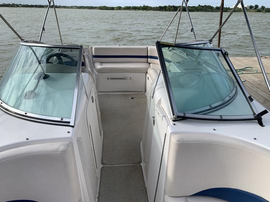 Amplio barco con cubierta de 23 pies, perfecto para divertirse y relajarse en familia en el lago Lewisville