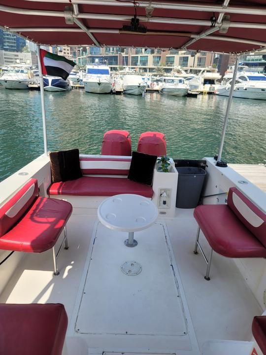 Yate a motor de 40 pies espacioso para 10 huéspedes en Dubai Marina 