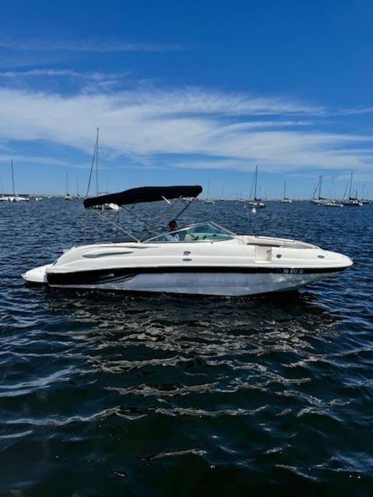 Bateau à moteur Chaparral de 26 pieds pour 13 personnes sur le lac Michigan avec salle de bain !