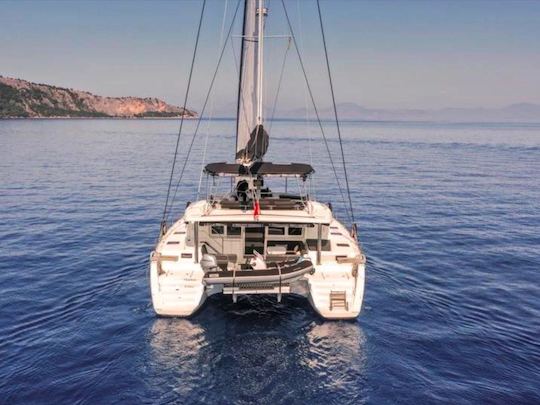 Suba a bordo do catamarã Lagoon de 52 pés e explore a costa turquesa da Turquia!