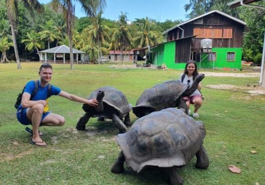 Excursão privada de Mahe a Praslin - La Digue a bordo do barco de vidro Souris de 30 pés