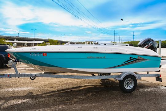 Cruising the bay in a bayliner E18