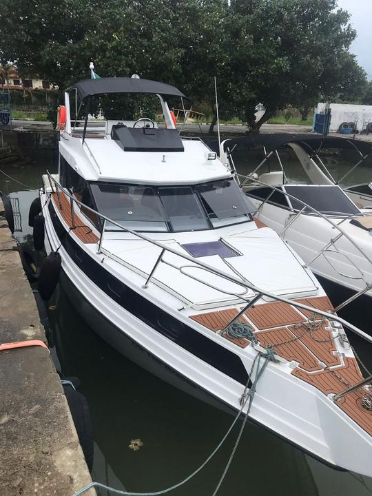 Alquiler de yate a motor Cacau Cobra Capri de 32 pies en Buzios, Río de Janeiro, Brasil