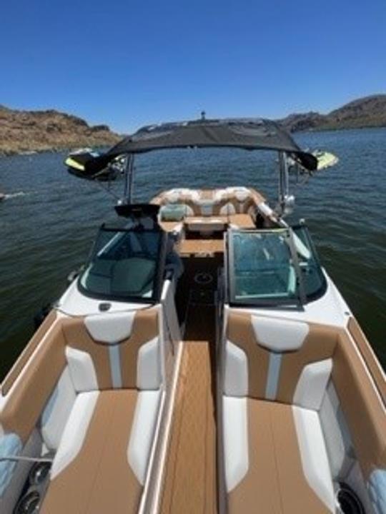 Alquiler de barco Mastercraft XT Quality 2023 con el Capitán Mike en el lago Saguaro