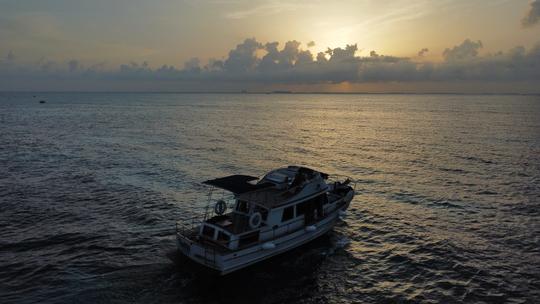 Puesta de sol en Cancún con bebidas opcionales y barbacoa