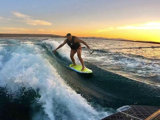 Bateau de surf professionnel neuf - MB 23' - jusqu'à 12 personnes