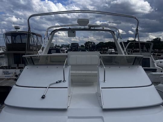 40' Carver Yacht with space all around 