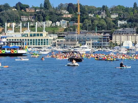 Barco Regal Cruiser de 30'. Cabina completa, amplia terraza de baño en Lake WA y Lake Union 