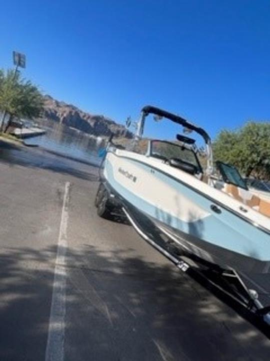 Alquiler de barco Mastercraft XT Quality 2023 con el Capitán Mike en el lago Saguaro