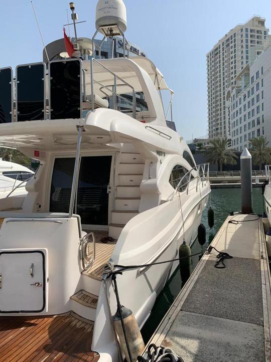 Location de bateau dans la marina de Dubaï · Majesty — 52 (2016)