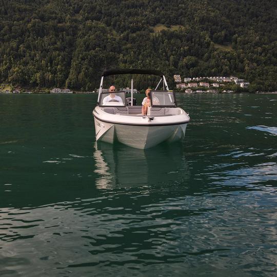 Barco a motor con patrón en el lago de Lucerna