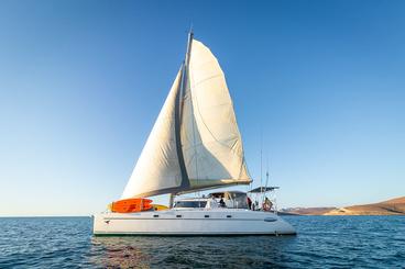 La escapada de verano perfecta con nuestro catamarán de vela de 45 pies