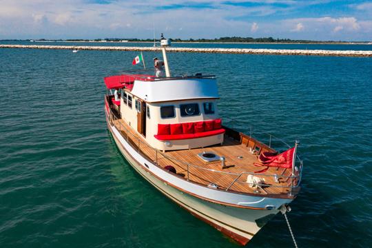 Yacht classique en acajou à Venise, Italie