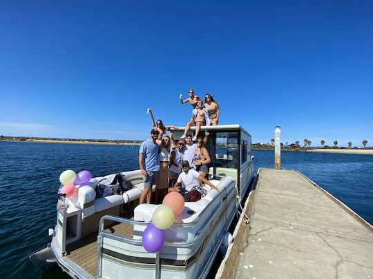 Barco de festa com pontão clássico de 32 pés, com dois andares — brinquedos aquáticos incluídos