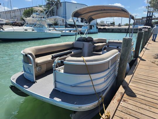 12 Passenger Suntracker Party Barge 24 DLX Pontoon in South Padre Island