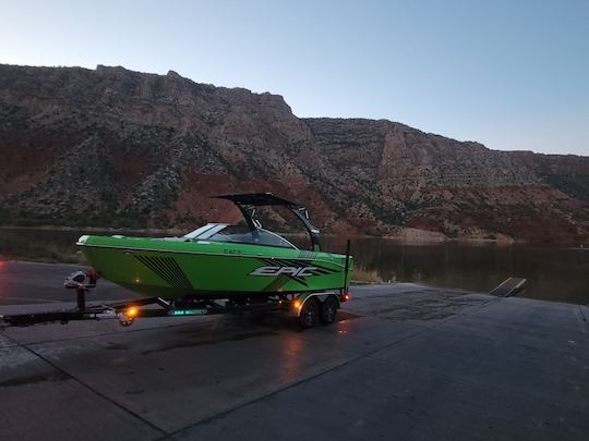 Tiempo épico entre las olas, surf, fiesta, exploración, lago Havasu