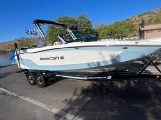 Alquiler de barco Mastercraft XT Quality 2023 con el Capitán Mike en el lago Saguaro