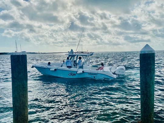 Viaje de pesca en alta mar con aparejos ligeros en la consola central Everglades de 32 pies