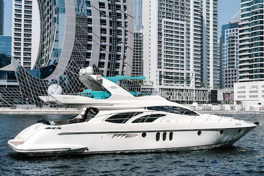 AZIMUT 62 PÉS TIFFANY EM DUBAI