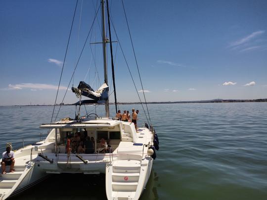 Catamarã Lagoon que cruzamos em Lisboa, Portugal