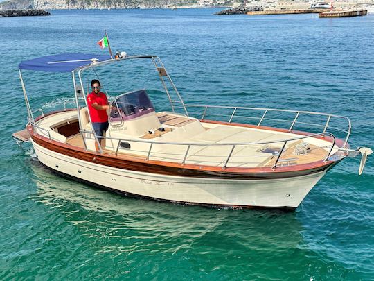 Recorrido con patrón por la isla de Isquia en el barco Gozzo de 7,5 m y 25 pies en Forio, Ischia